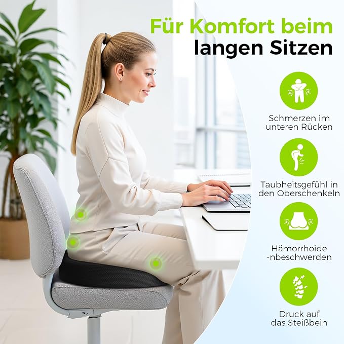 Frau sitzt am Schreibtisch auf dem AUVON Kissen; Übersicht typischer Beschwerden beim langen Sitzen